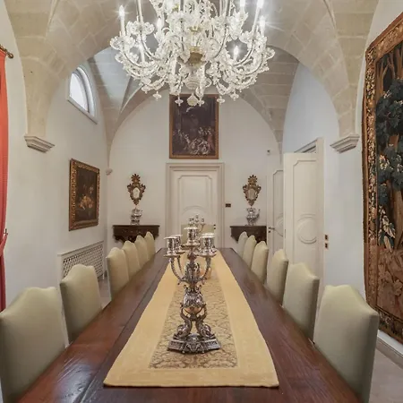 Licea, Historic Palace In Centre *